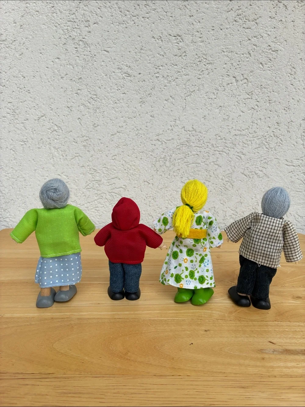 Hape happy wooden family  4 characters